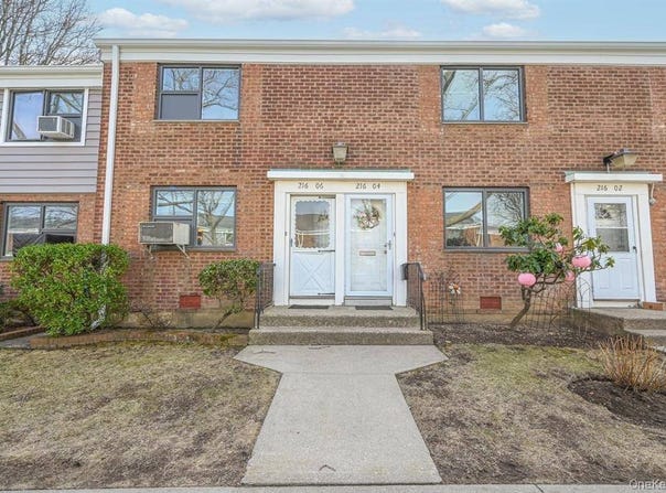 216-06 68Th AVe, Bayside, NY 11364