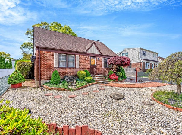 150 Connecticut Avenue, Massapequa, NY 11758
