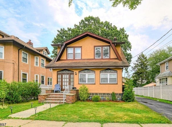 1128 Edgewood Ln, Fort Lee Boro, NJ 07024-4230