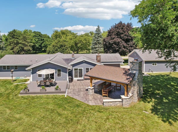 1402 Parry Ln, Hartland, WI 53029