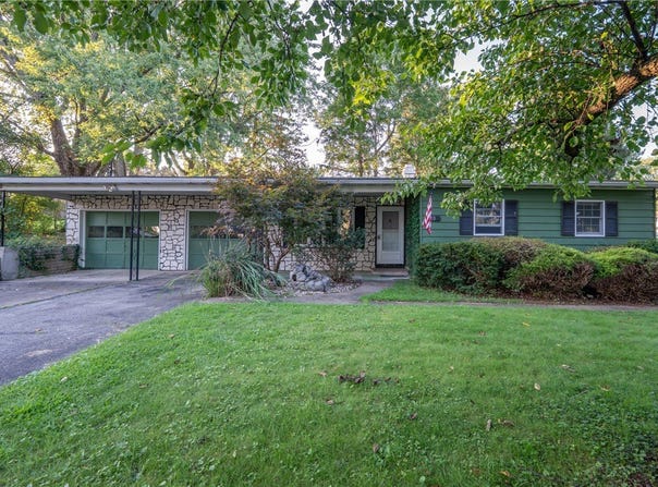 1101 W Fir Dr, Unity Twp, PA 15650