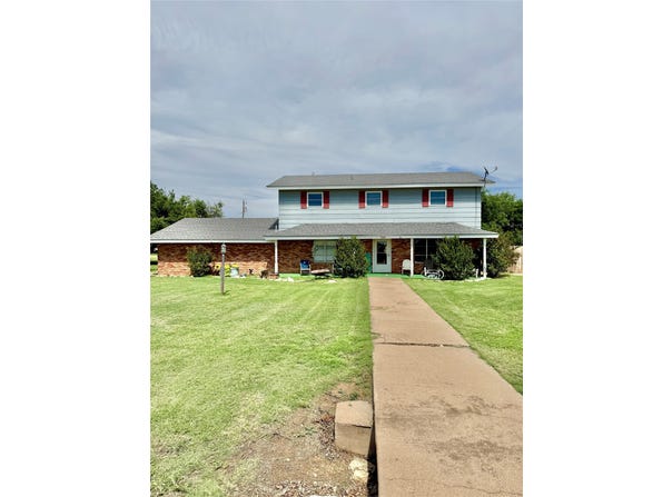 705 Loop Road, Quanah, TX 79252