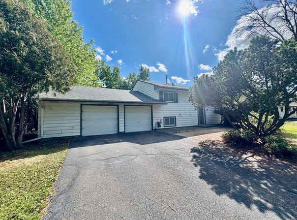 2001 Yellowstone Trail, Brooklyn Park, MN 55444