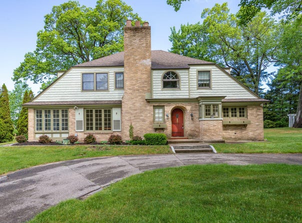18957 N FRUITPORT ROAD, SPRING LAKE, MI 49456