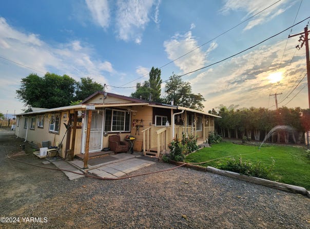 36 E 3rd Ave, Toppenish, WA 98948