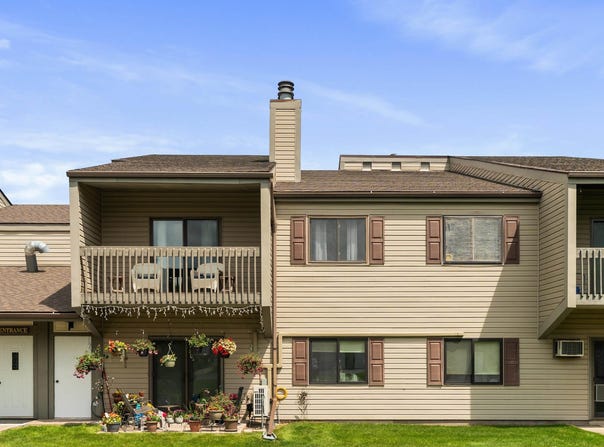 20 Village Dr, Proctor, MN 55810