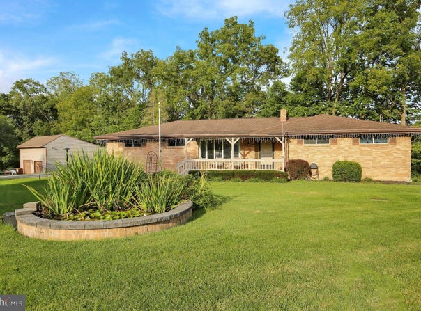 1048 CROSS KEYS Road, LEESPORT, PA 19533