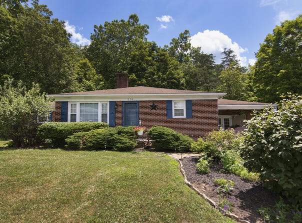 220 Manor Dr, White Sulphur Springs, WV 24986