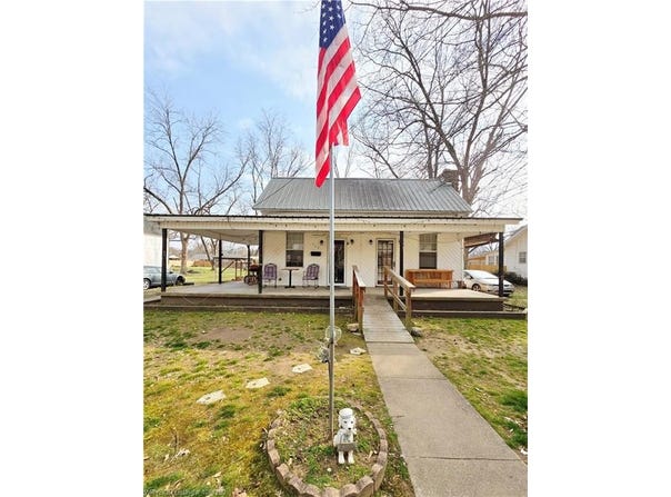 714 E Chism ST, Paris, AR 72855