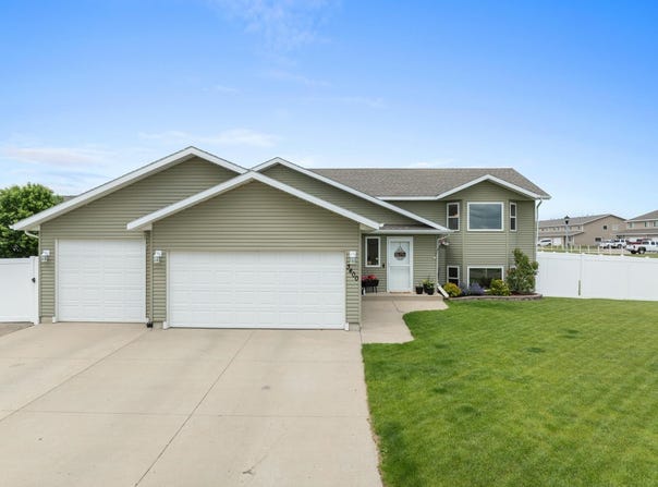 3400 15TH ST, Minot, ND 58701