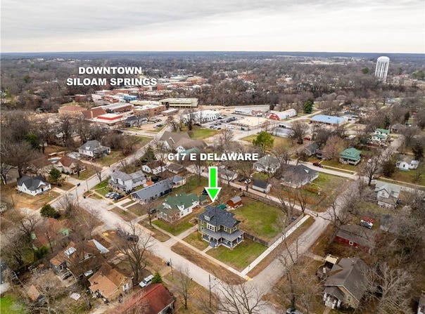 617  E Delaware  ST, Siloam Springs, AR 72761