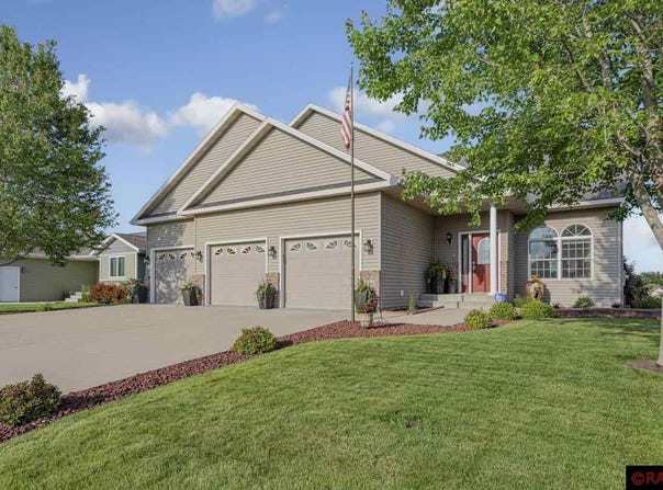 1904 Rock Ridge Lane, St. Peter, MN 56082