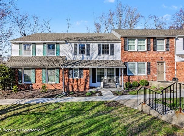 109 Townhouse Place, Roaring Brook Twp, PA 18444