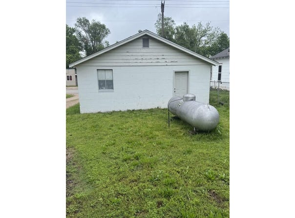 908 N Lincoln, Neosho, MO 64850