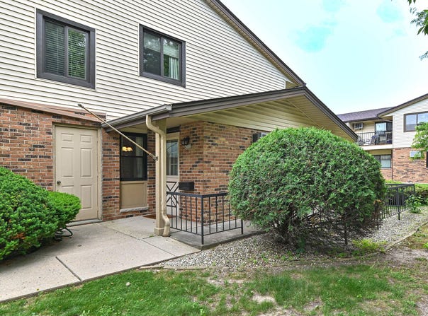 4502 S Greenridge Cir, Greenfield, WI 53220