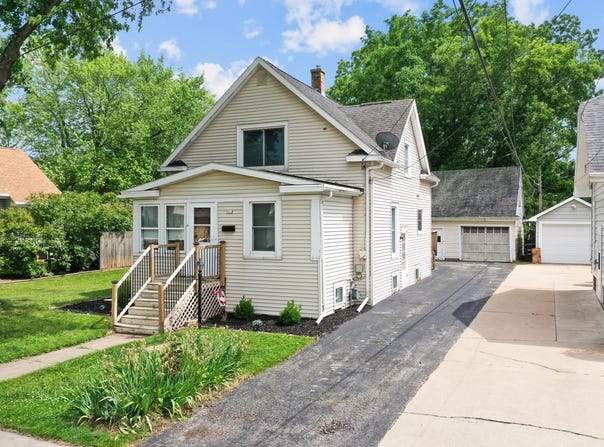 911 W BENT Avenue, OSHKOSH, WI 54901-2813