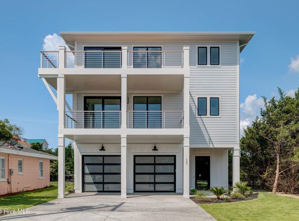 107 Raleigh Avenue, Surf City, NC 28445