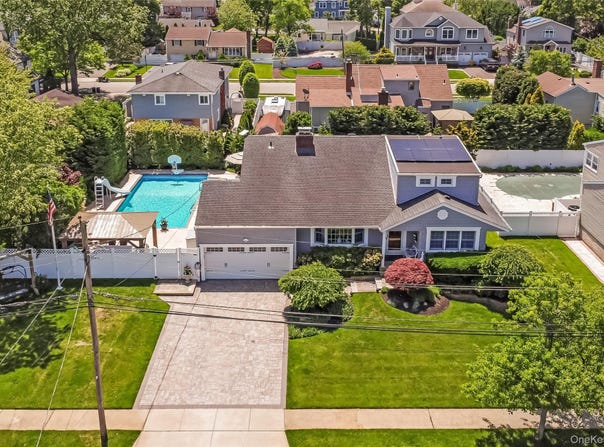 9 W Orlando Street, Massapequa, NY 11758