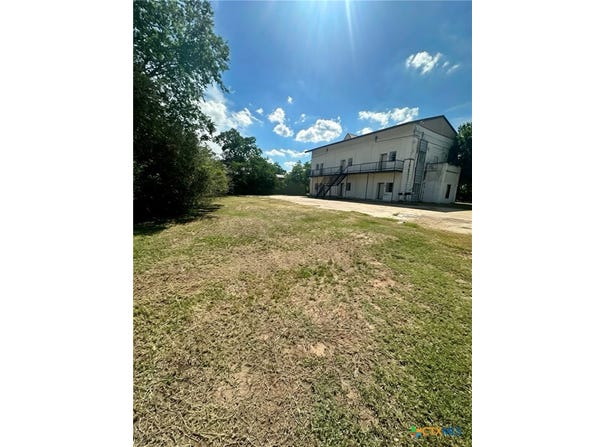 1010 Nelson, Yoakum, TX 77995