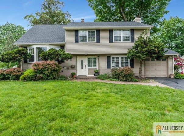 10 Lauri Lane, Middlesex, NJ 08846