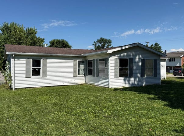 802 S 3rd. St, Marshall, IL 62441