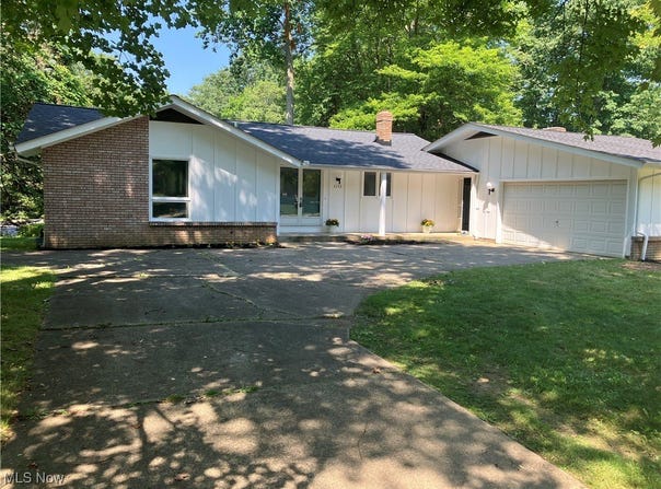 1152 Berwick Lane, South Euclid, OH 44121