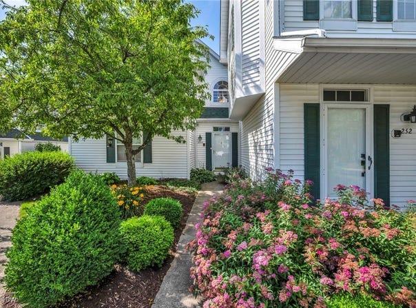254 Vista Circle, North Olmsted, OH 44070