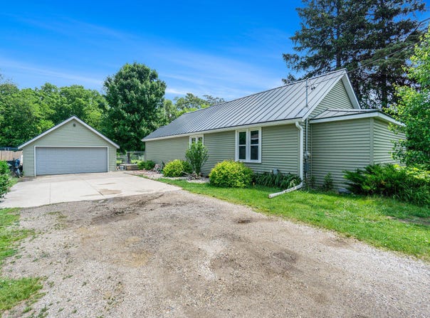 1027 E Railroad Street, Hastings, MI 49058