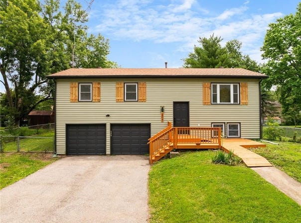 804 S Montclaire Drive, Olathe, KS 66061