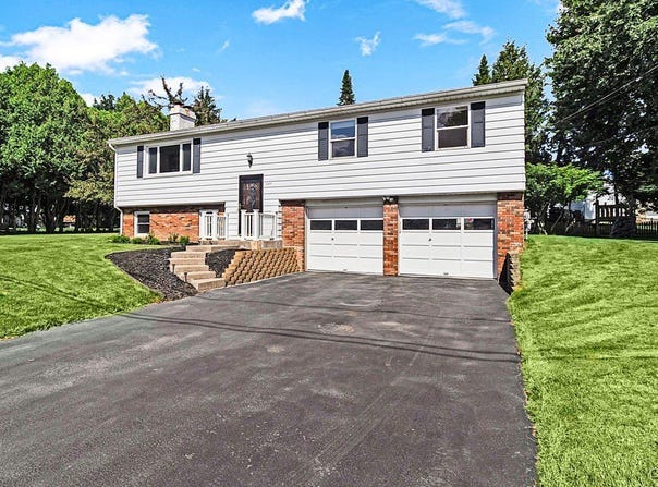 2 Upper Woods CIR, New Hartford, NY 13413