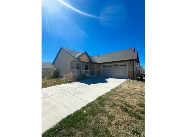 1612 E SHADOW Dr, Eagle Mountain, UT 84005
