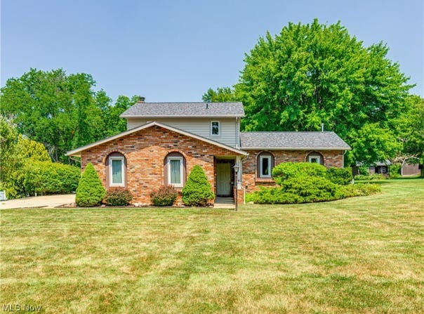 3879 Dogwood Street NW, Uniontown, OH 44685