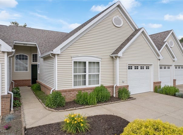 2812 Stratford Circle, Green, OH 44312