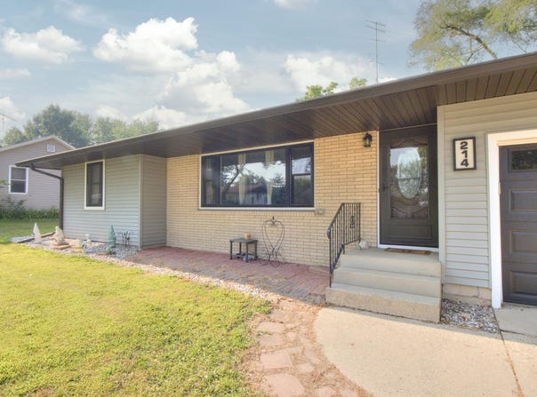 214 Breezy Point Drive, Pardeeville, WI 53954