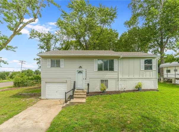 18000 E Shoshone Drive, Independence, MO 64058