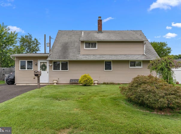 19 ICE POND ROAD, LEVITTOWN, PA 19057