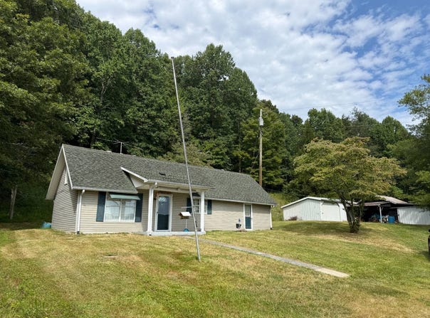 7098 E KY 70, Yosemite, KY 42566