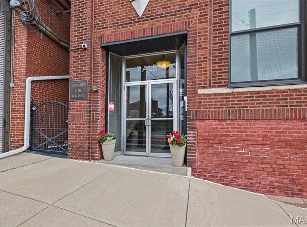 7 Alby Street, Alton, IL 62002