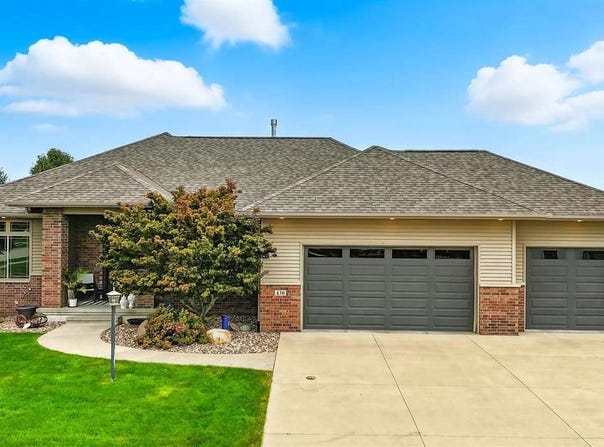 430 Carlyle Dr, IA 52317