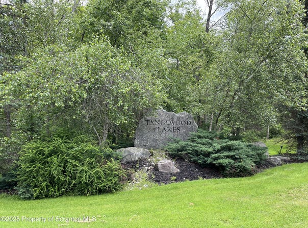 Grasshopper Lane, Greentown, PA 18426