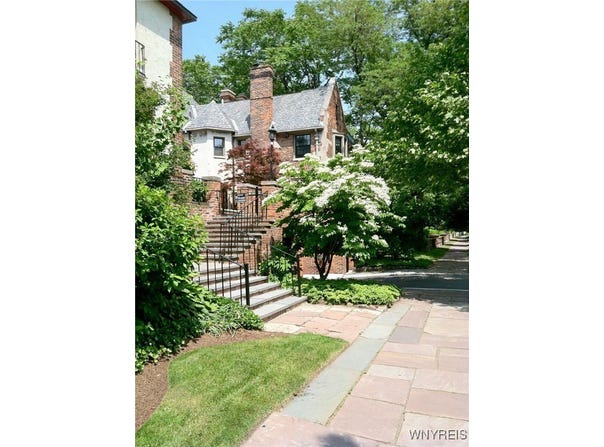 9 Mayfair Ln, Buffalo, NY 14201