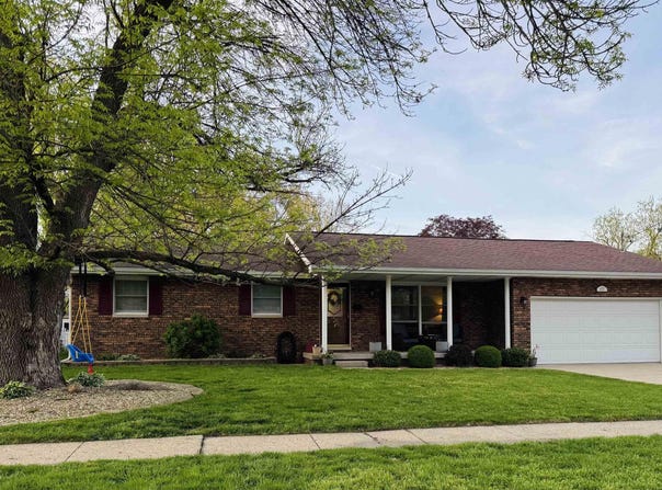615 E OAK Street, Taylorville, IL 62568