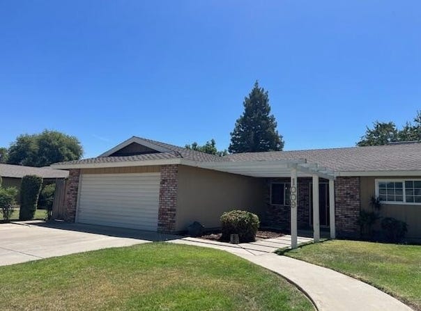 1009 W Laura Ave Avenue, Visalia, CA 93277