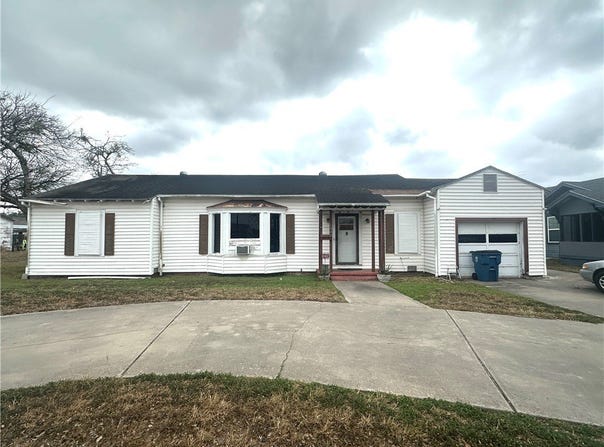 604 E Sinton Street, Sinton, TX 78387