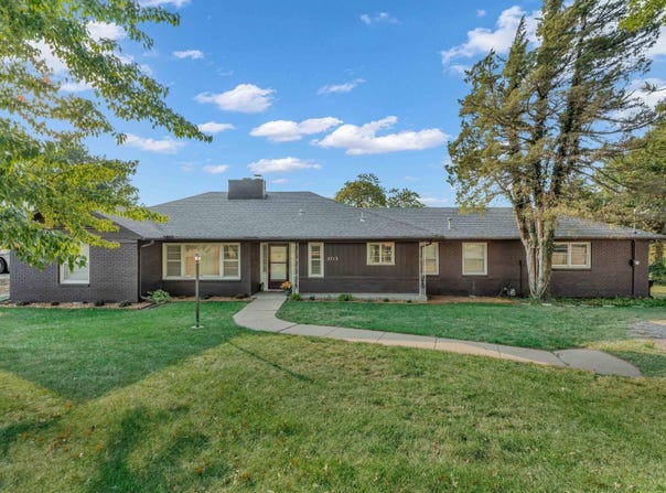 2713 SW Fairway DR, Topeka, KS 66611