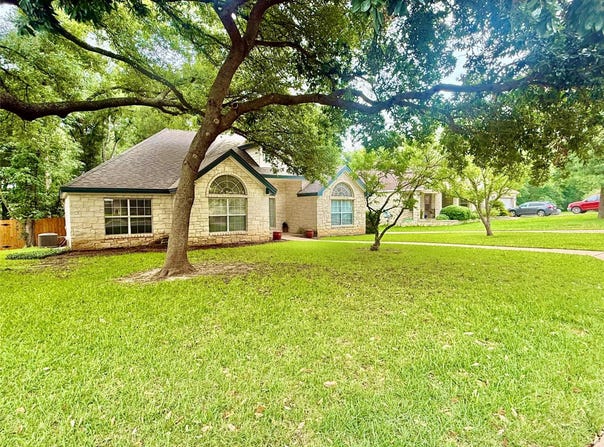 1127 Robin Rd, Elgin, TX 78621