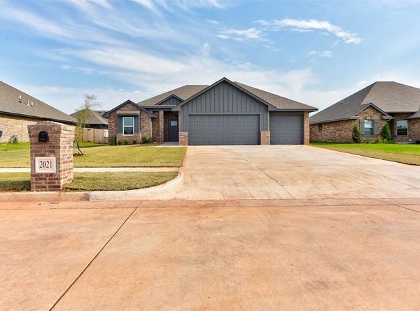 2021 W Crossbow Way, Mustang, OK 73064