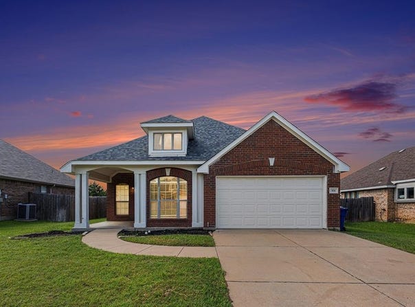 824 Cutting Horse Drive, Mansfield, TX 76063