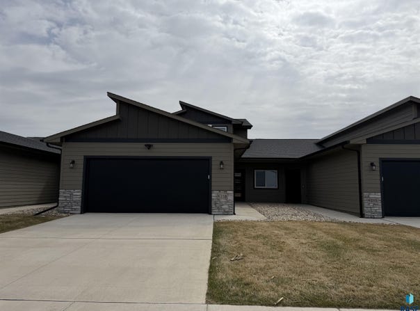 9233 W Laverne Wipf St, Sioux Falls, SD 57106