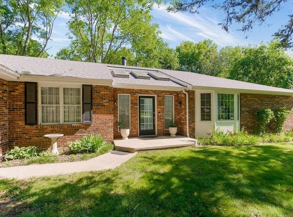 1100 Sycamore Ridge Drive, Lansing, KS 66043